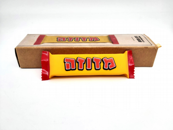 מזוזת ממתק שוקולד צהוב ואדום מזוזת ממתק שוקולד צהוב ואדום