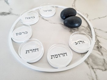 צלחת סדר מינימליסטית צלחת סדר מינימליסטית